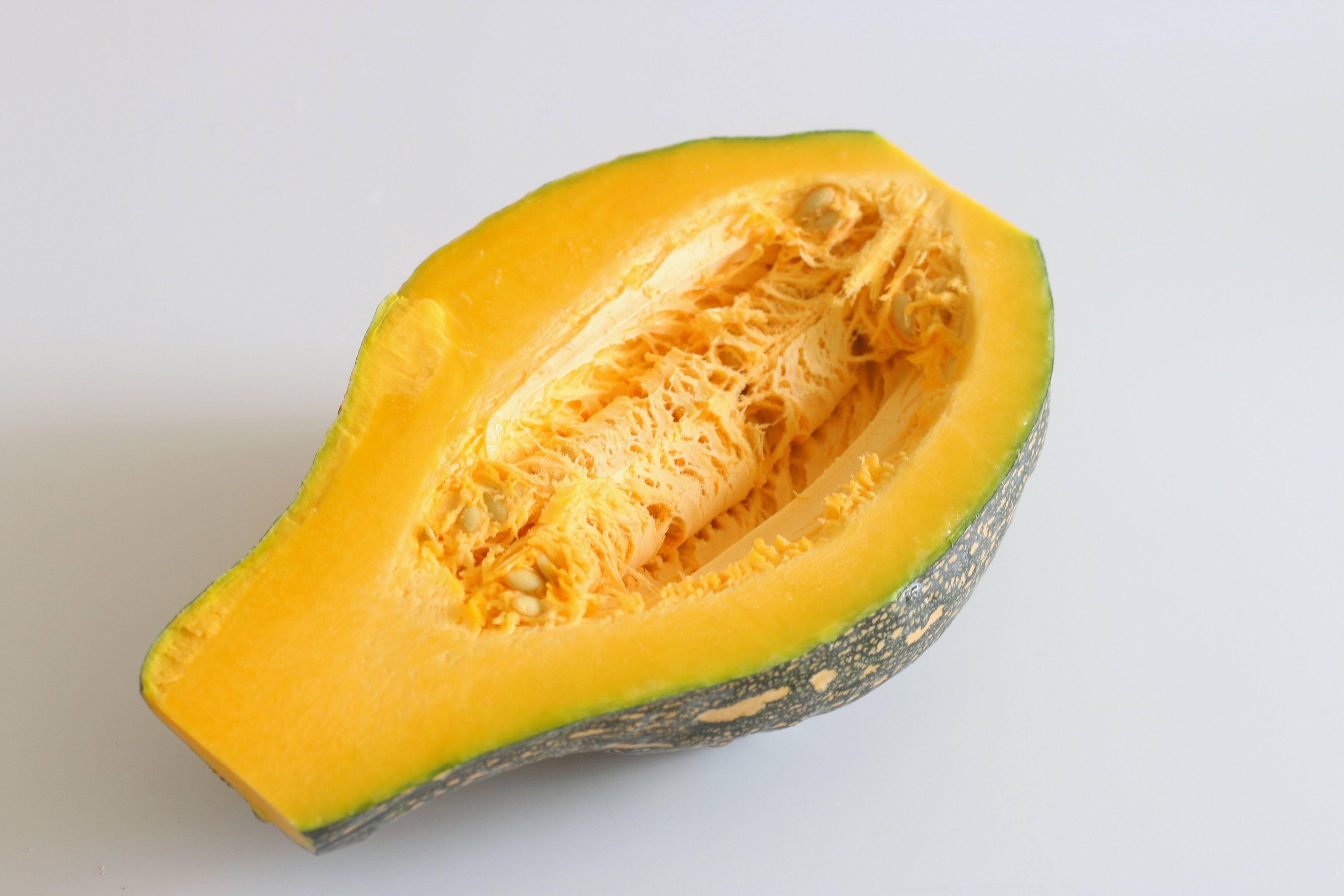 用南瓜和豆腐做素馅儿包，无需过多调料，蒸出来比肉包子都香