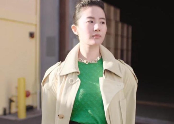 Liu Yifei pink delivers model too dazzle cruel, reflect evaluation polarization forcedly, is LV cameraman level insufficient? 