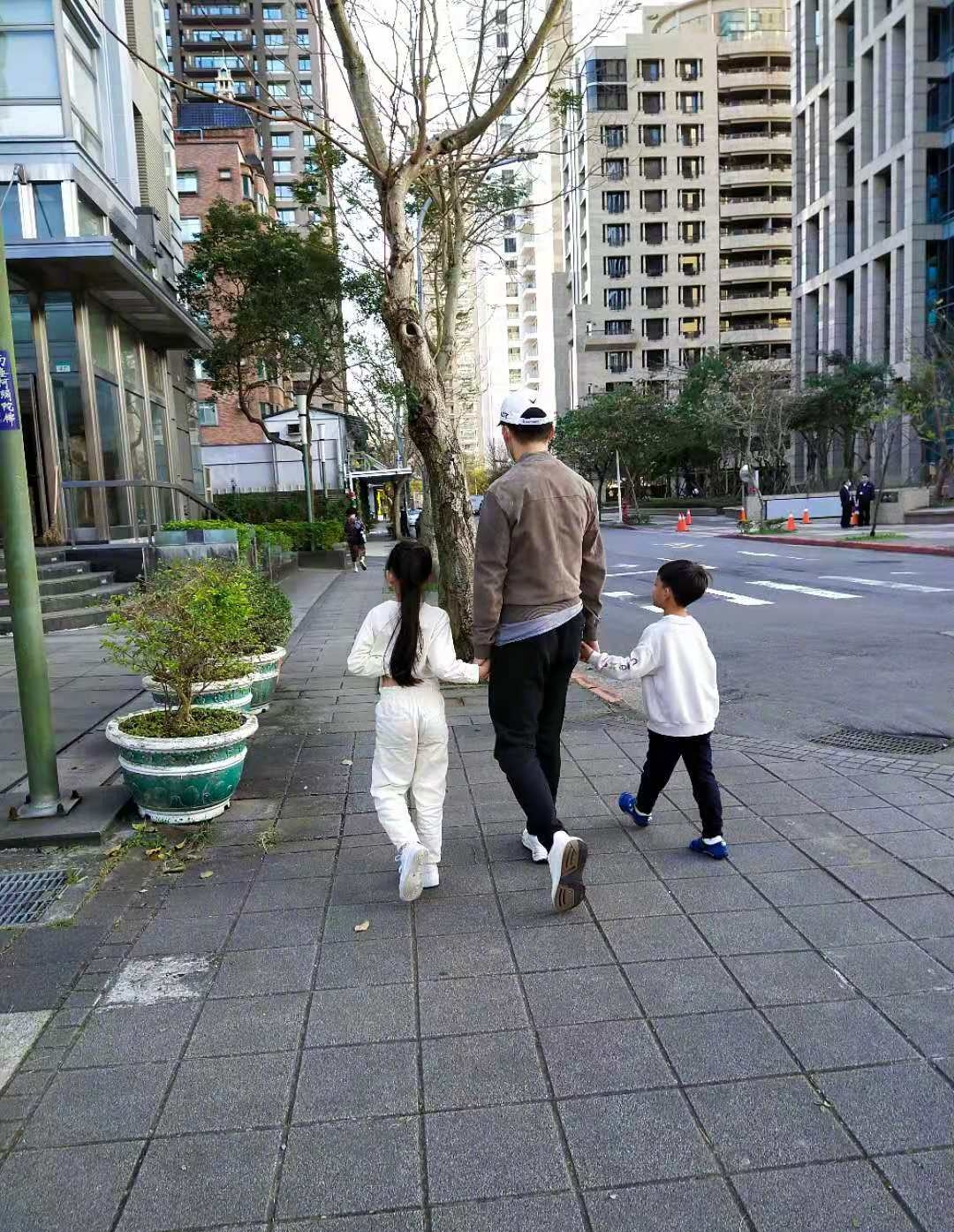 小s在姐夫身前熱舞，頭髮甩到汪小菲臉上，襪子被踩掉仍淡定繼續