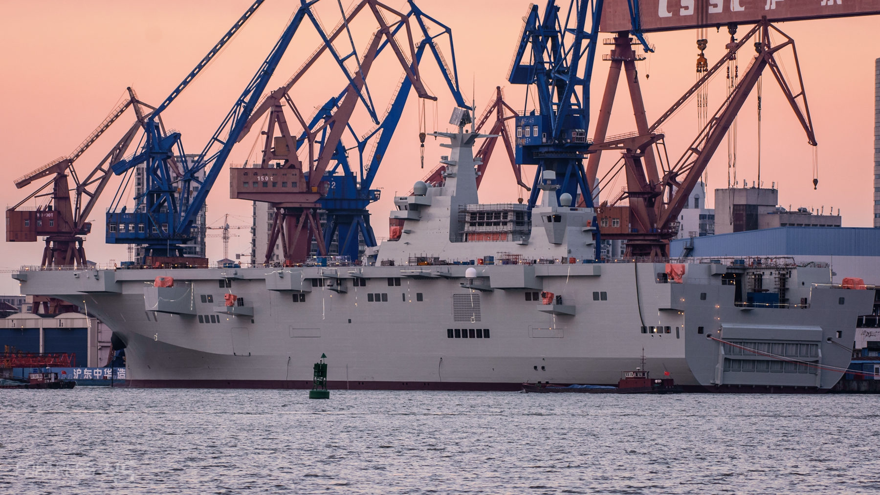 接连下水，我国为何要加速建造075两栖攻击舰？