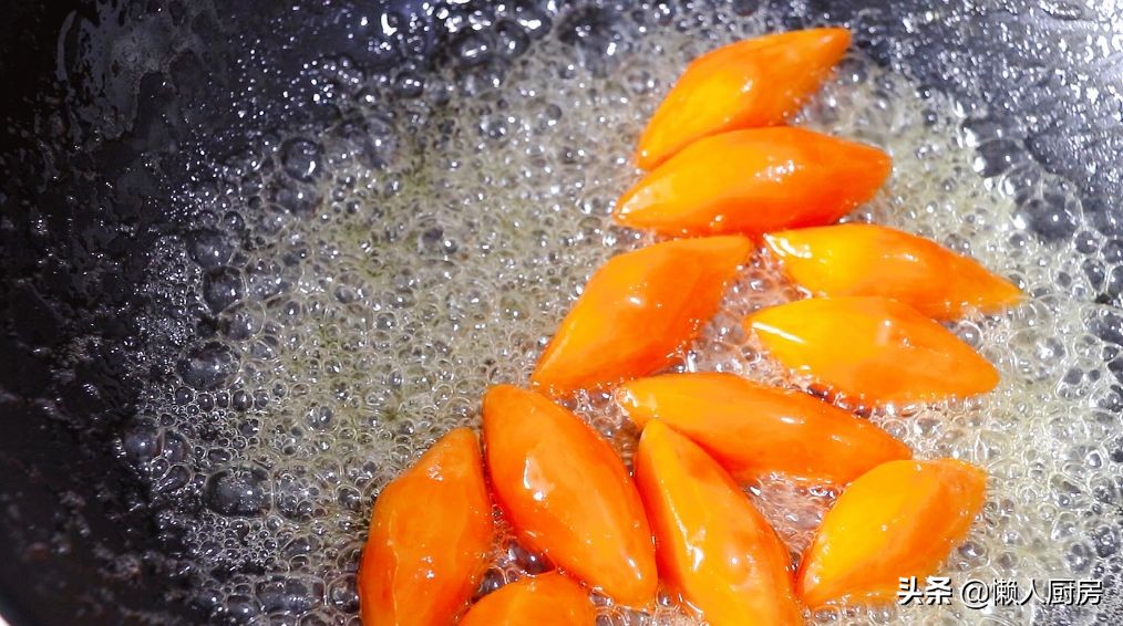 不需要油炸，用水和冰糖一起煮，教你做冰糖蜜薯，香甜软糯