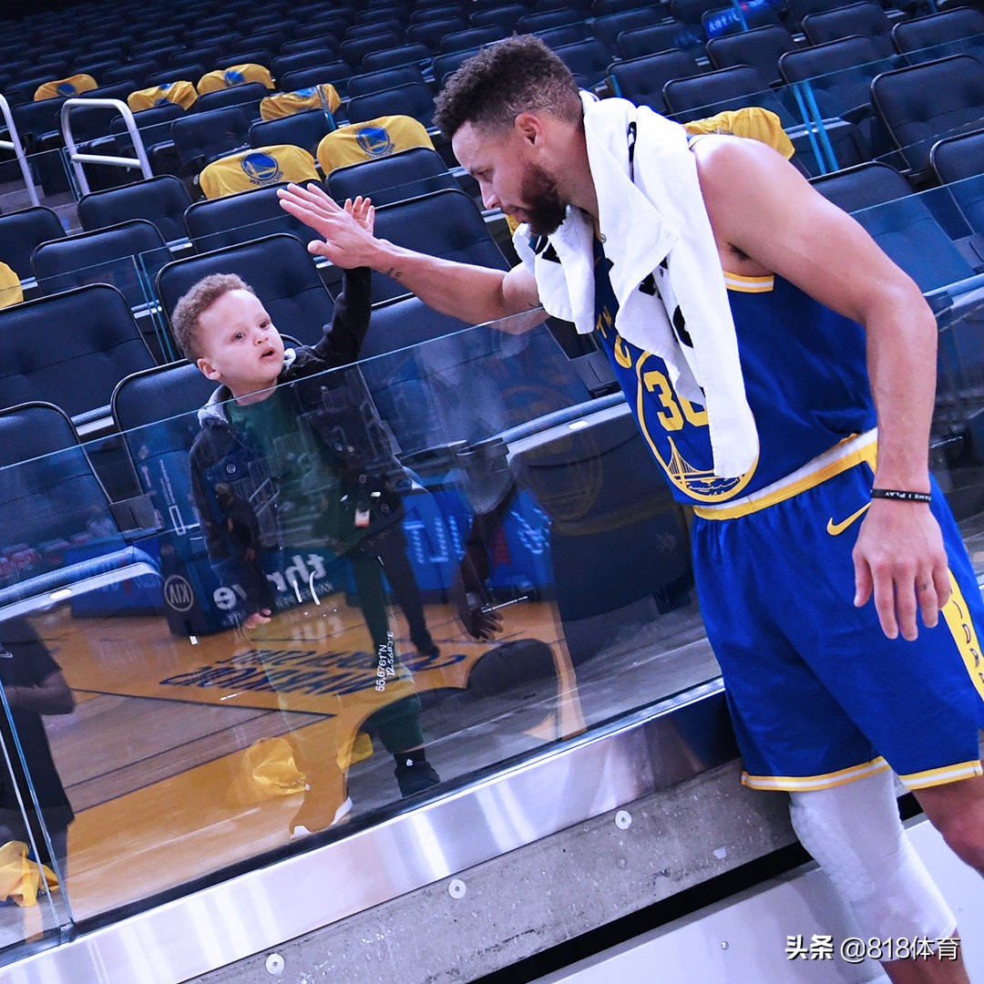 库里生日赢球抱2岁儿子合影,小卡农龇牙咧嘴职业假笑