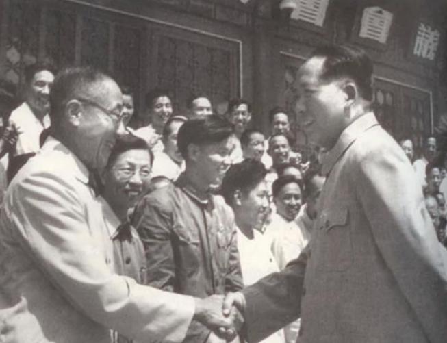 In 1962, Mao Zedong invited Emperor Puyi to dinner. During the dinner ...