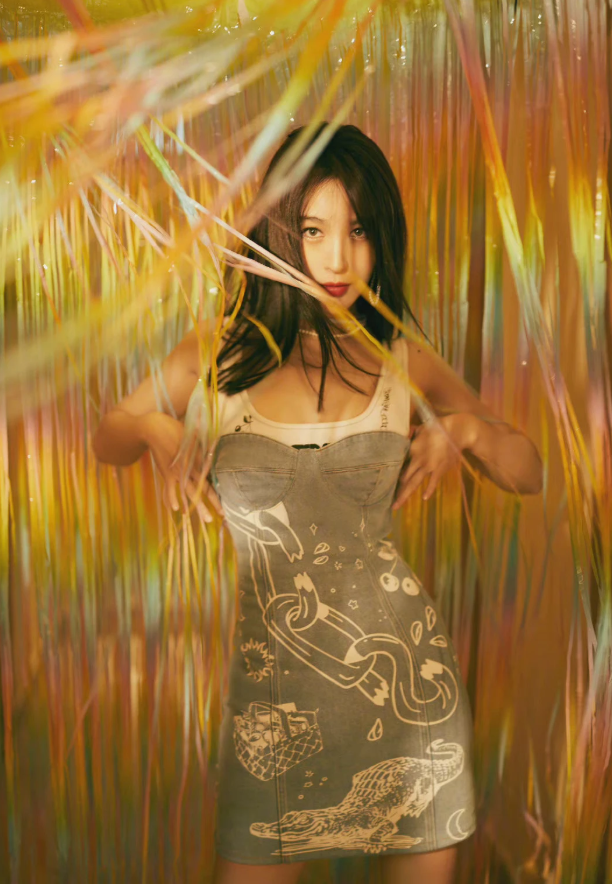 李菲儿流光溢彩，拼接连衣裙释放摩登魅力，珍珠耳饰精致贵气