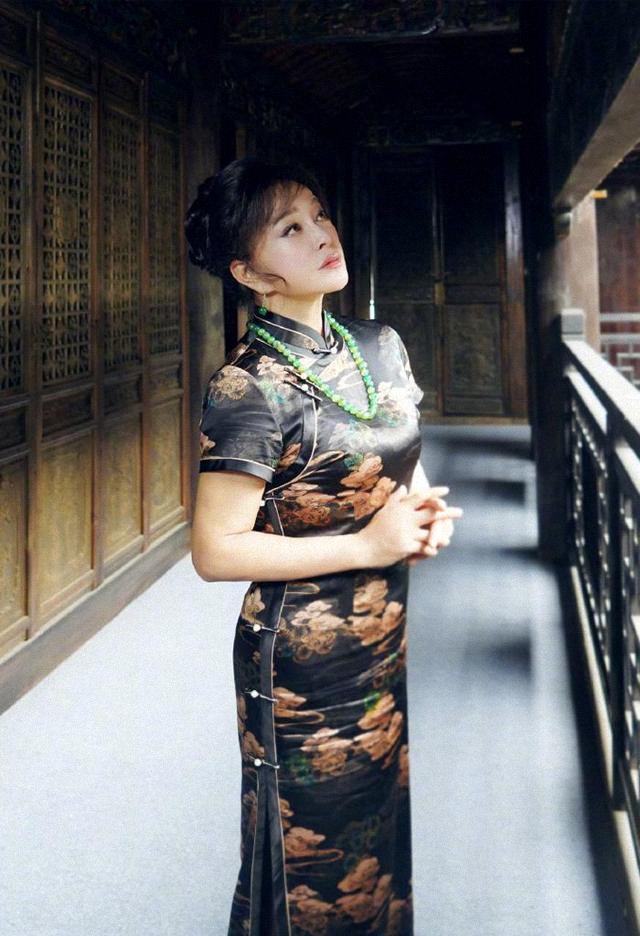 64岁刘晓庆真优雅，穿印花旗袍凹造型，真正穿出了旗袍的韵味