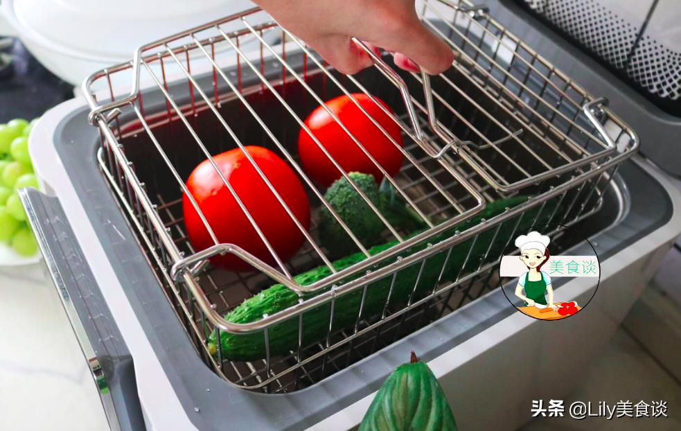 洗水果加盐加面粉？学会这方法，简单省事，看不见的残留也洗干净