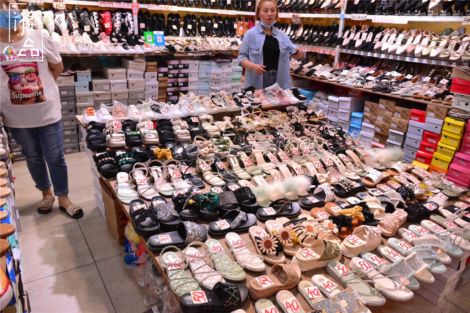 重庆地下商场的套路：砍价要从1折开始，试穿不买会被甩脸色