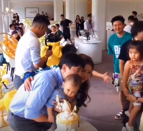 沈腾抱着儿子要拍照，旁边妻子脸上的表情，看出真实感情状态