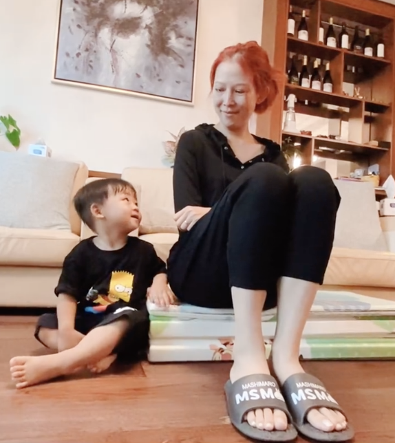 蔡少芬整蛊儿子超开心，故意推挤鱼蛋落地，高冷boy却罕见露笑容