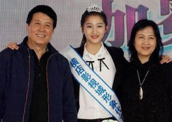 有种"偏心"叫关晓彤父母，妹妹是人气明