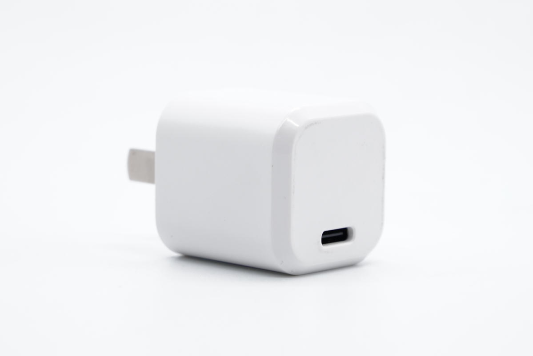 迷你机身，内置高集成电路，这款20W PD快充设计绝了
