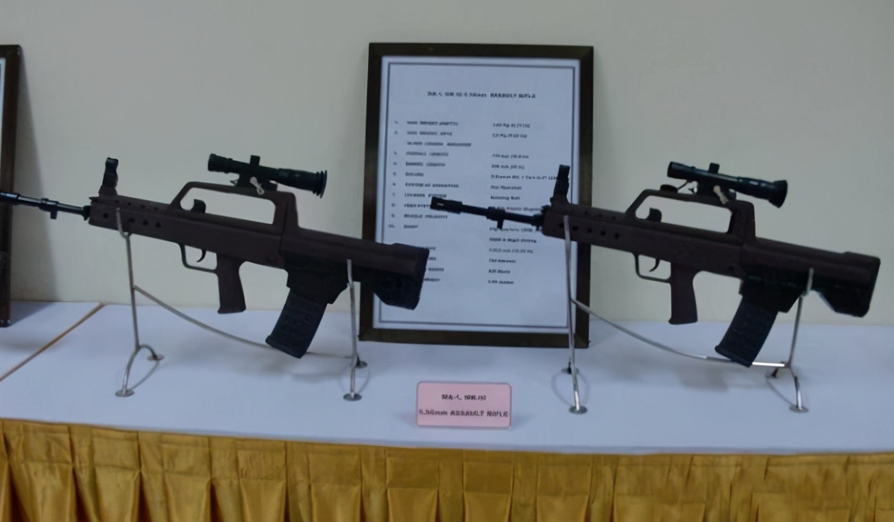 清一色97式步枪，一支如果不是臂章：你可能以为是解放军的军队