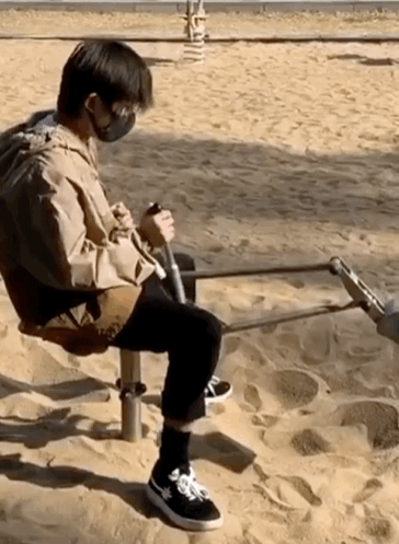 易烊千玺现身机场，却因为鞋子太脏，惨遭粉丝