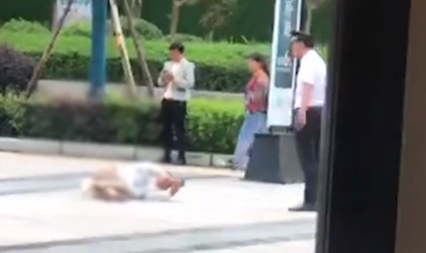 四川一大妈与保安互扇耳光，叫来4个儿子围殴保安被刑拘，网友：坑儿子