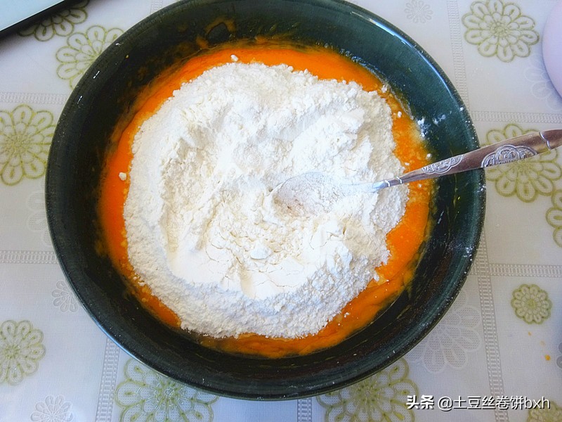 立秋后黑芝麻要常吃，教你做最好吃的胡萝卜黑芝麻饼，营养翻倍