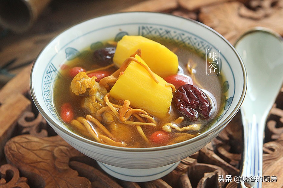 秋天干燥最适合喝这汤，不寒不燥