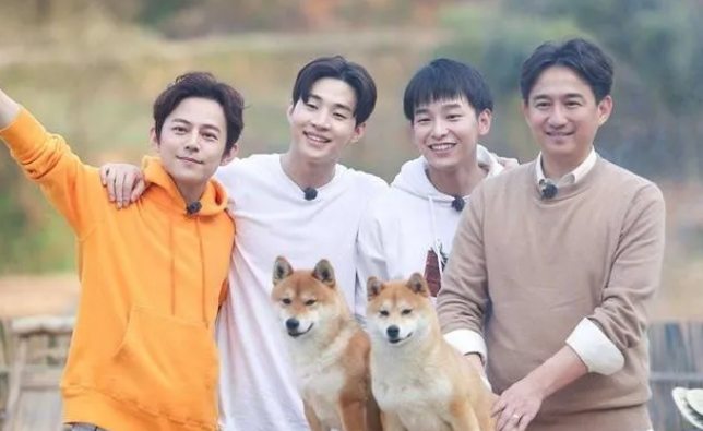 薇娅上向往4直播，黄磊何炅自降身价当助理？网