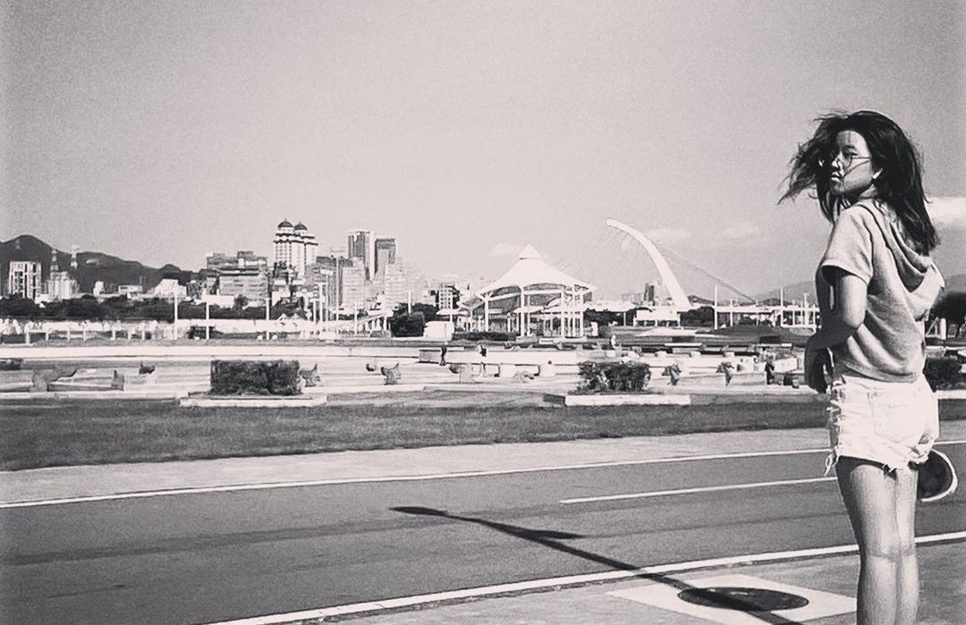 修杰楷变奶爸陪女儿荡秋千，咘咘波妞女汉子画风活泼好动