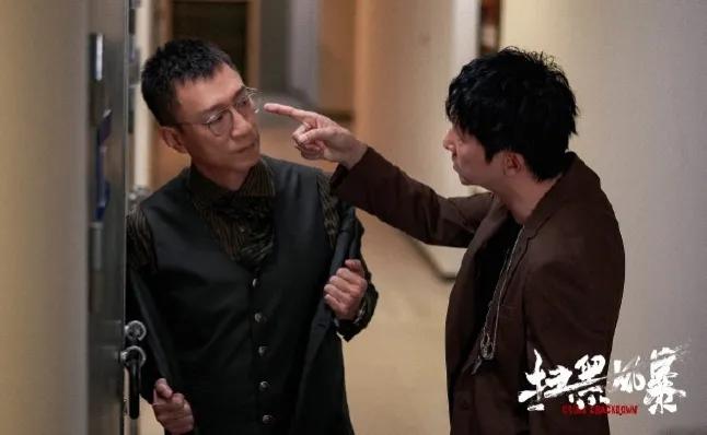 孙红雷和老婆主演的《扫黑风暴》火了，网友却在评论区呼唤丁嘉丽