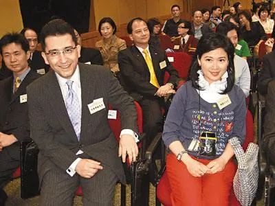 赌王家族又出一明星，25岁的她当主持人太抢眼，