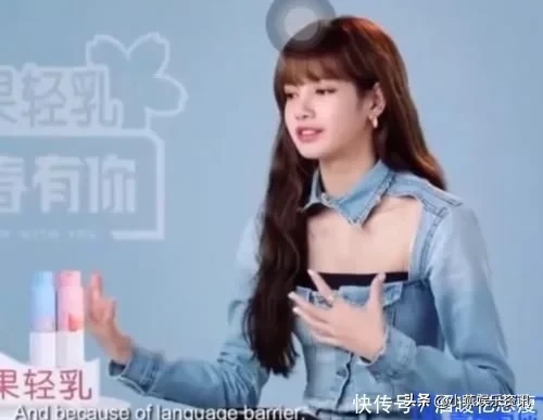 有种时尚叫Lisa，牛仔衣剪的只留下领子，这锁骨