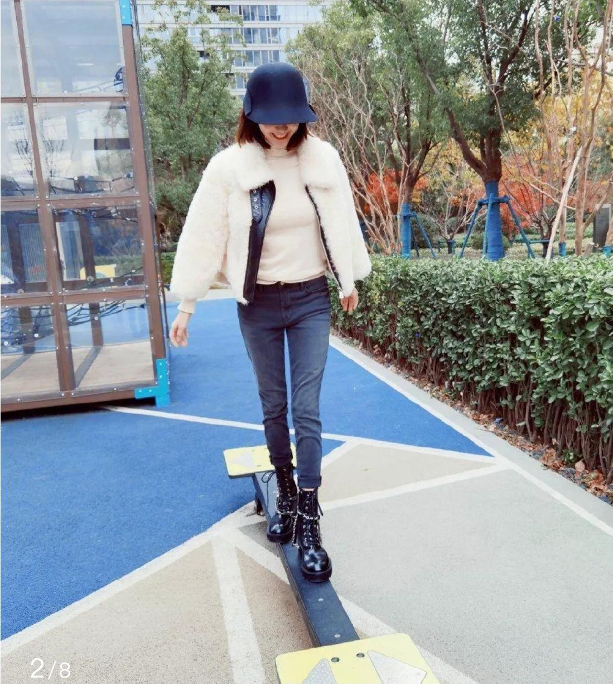 郑凯带妻子女儿出门游玩，苗苗产后恢复好，晒出一家三口全家福