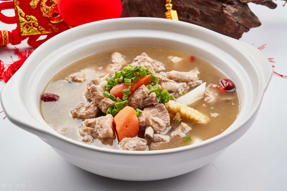 炖羊肉时，要想羊肉炖出来软烂没膻味，2种香料记得放，真的管用