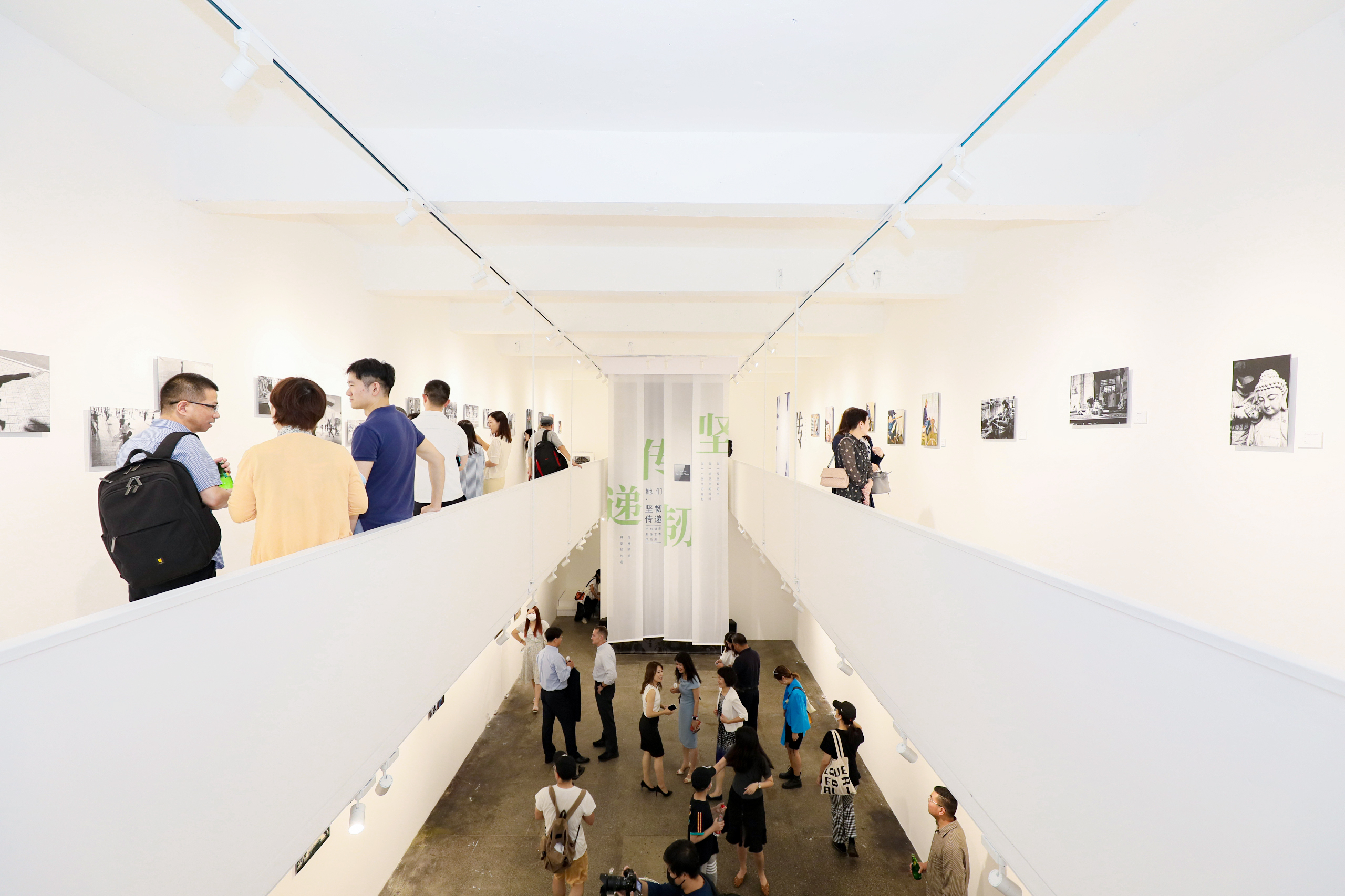 康寧?大猩猩?玻璃“她們·堅(jiān)韌傳遞”主題攝影藝術(shù)展