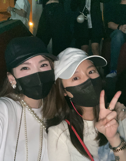 Kimi：連續2年和蔡依林合影，去年到她的肩膀處今年倆人就一樣高