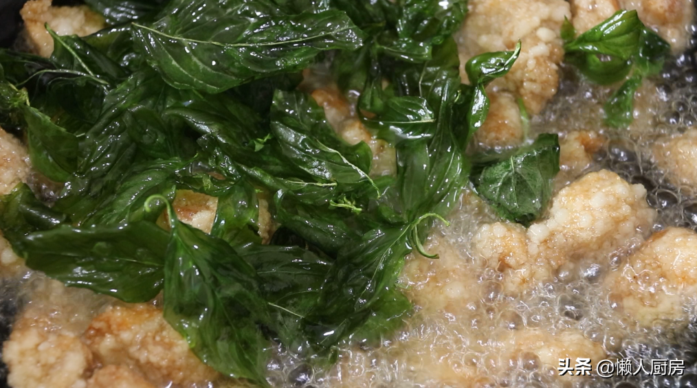炸鸡裹面包糠不好吃，试试我这种做法，外酥里嫩，配九层塔吃着香