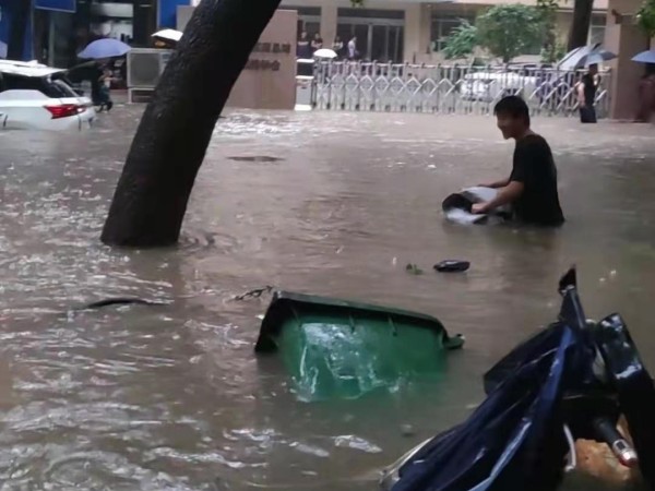 暴雨无情人有情