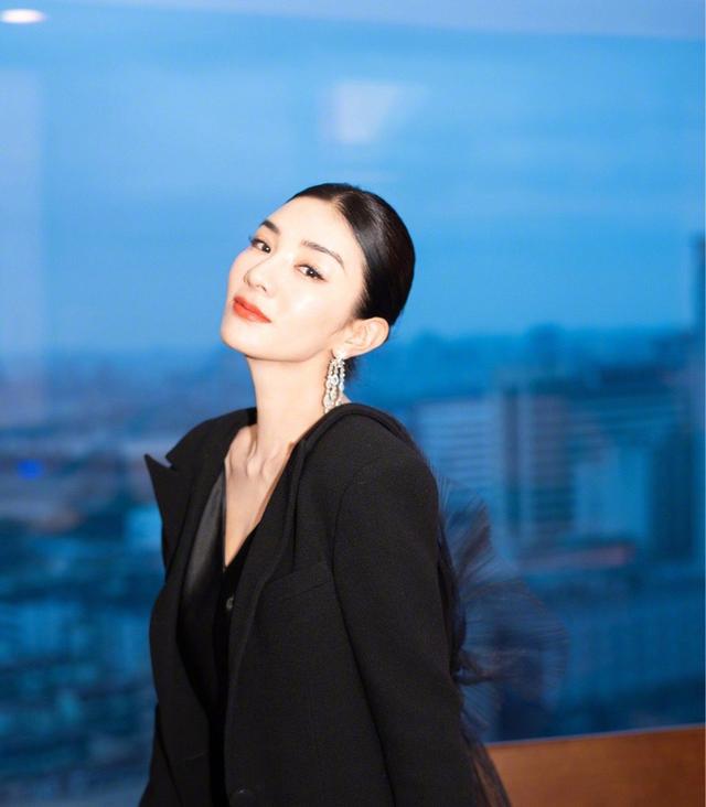 Yi Nengjing rancors the person of yellow Yi write for a magazine, I do not accept speak bluntly this stalk, learn to respect a female please