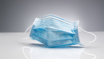 在镜头前，特朗普又一次没有佩戴口罩，不是糊