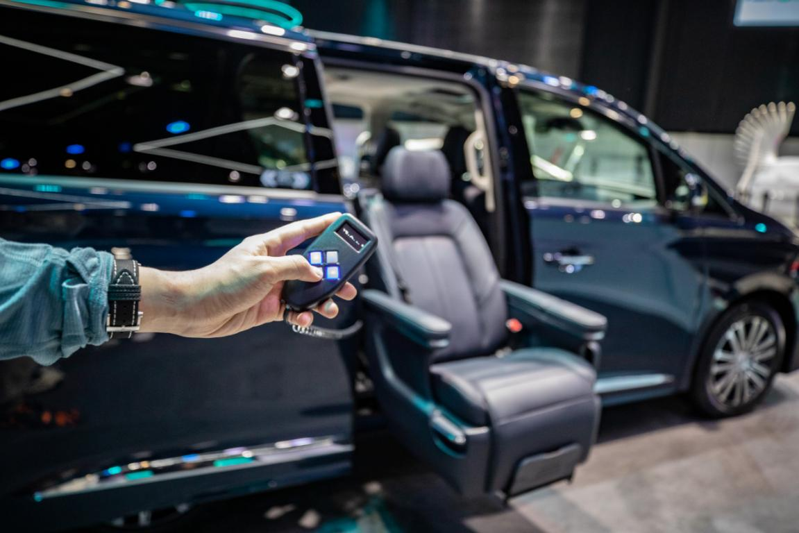 这台四座车奢华堪比雷克萨斯LM，但价格却连零头都不到？