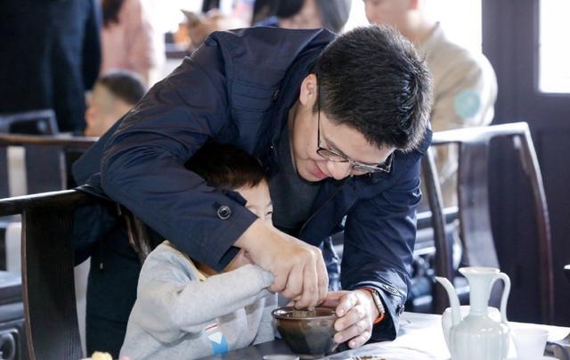 霍啟剛一家五口出遊，郭晶晶提三部滑板車，媽媽力Max