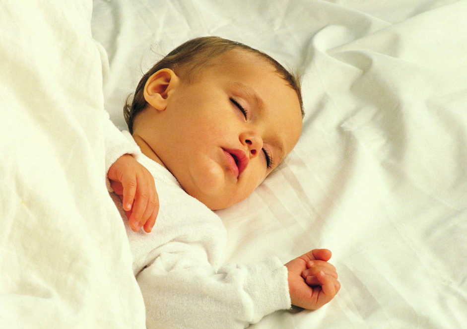 寶寶睡著後滿床�打滾�，難道是娃太好動？ 背後原因家長要知曉