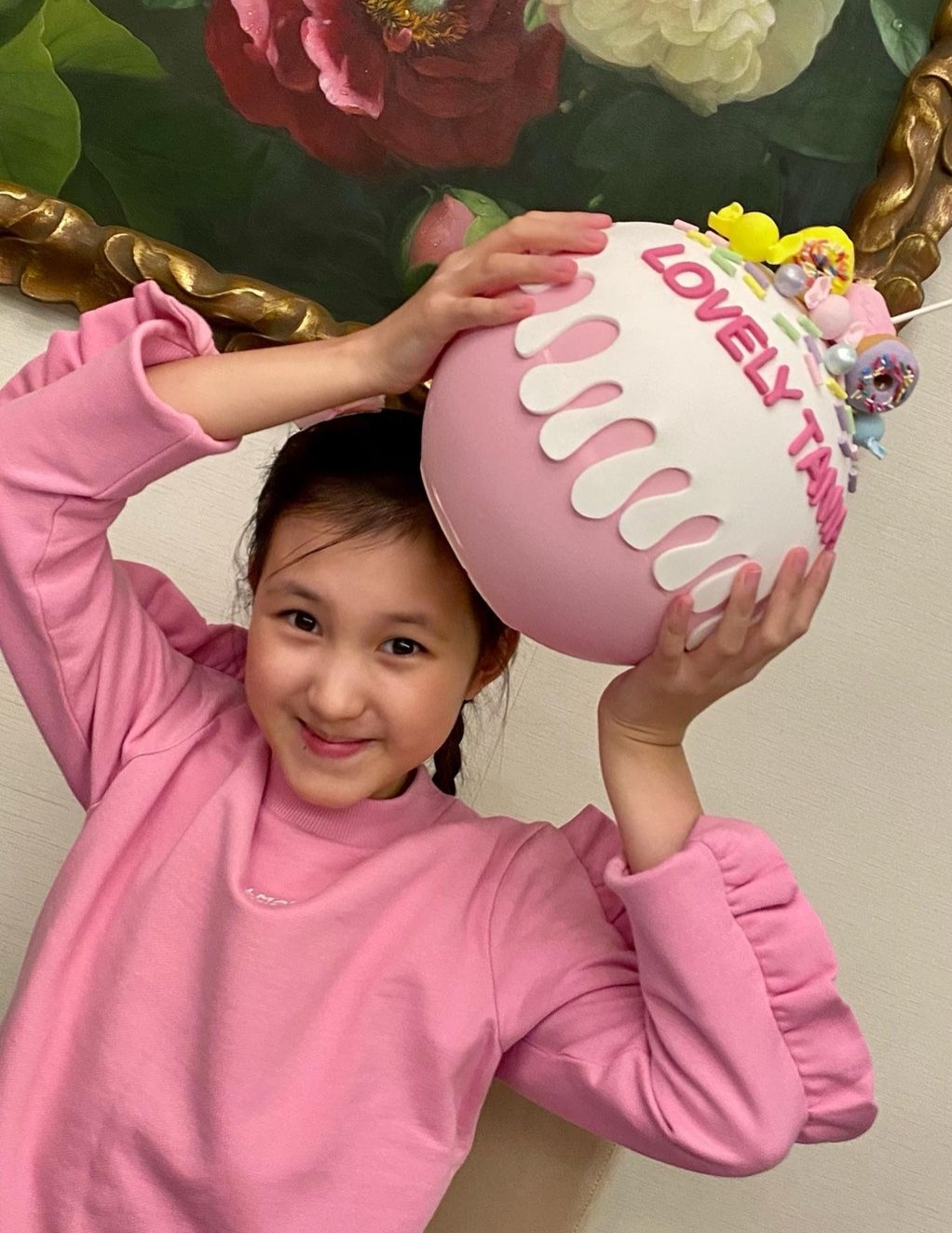 郭可盈曬照為女兒慶生，以維港為背景秀豪宅，熊黛林倆娃可愛出鏡