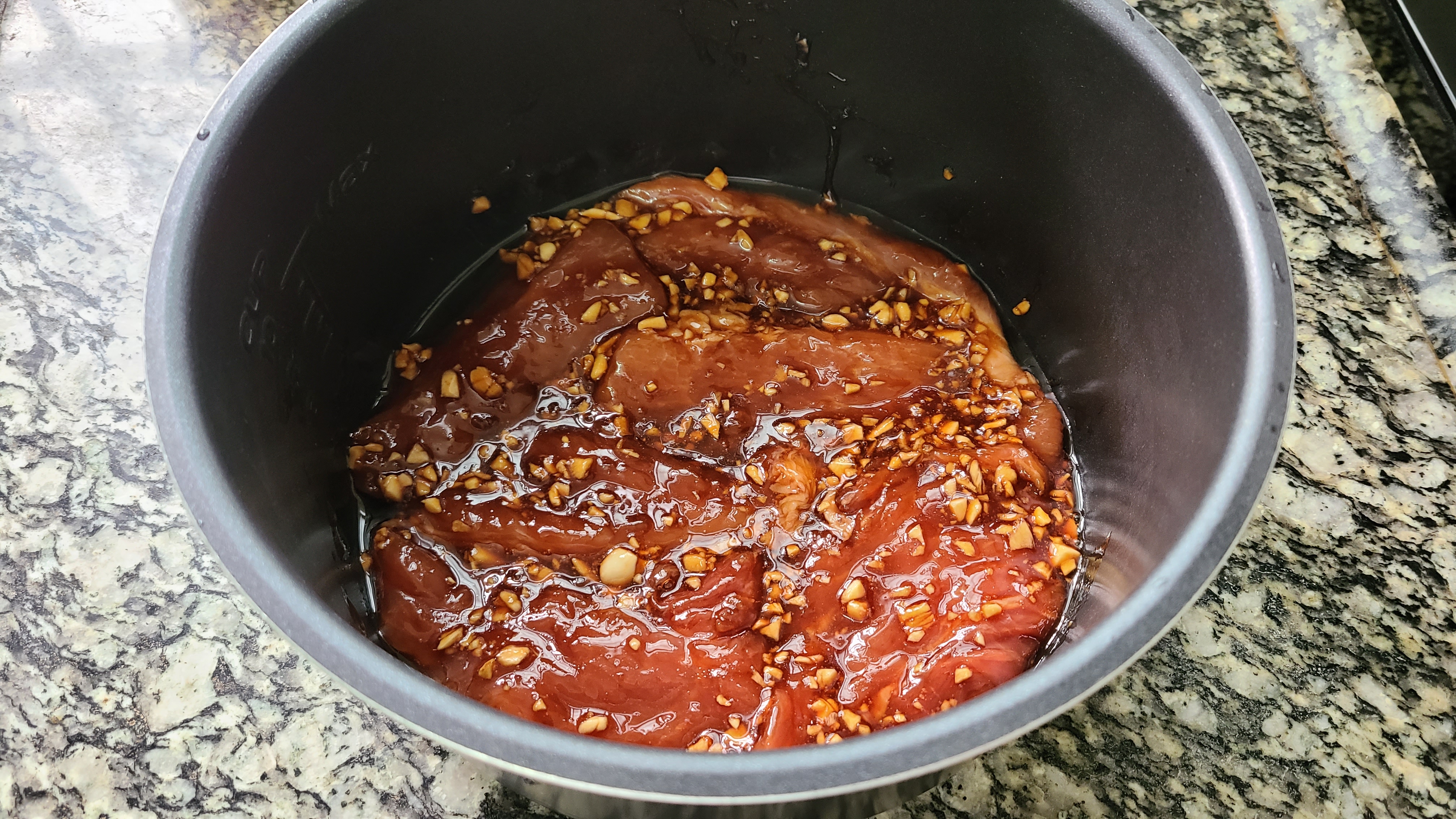 蜜汁叉烧，是广东很出名的一道菜，好吃又好看，太香了