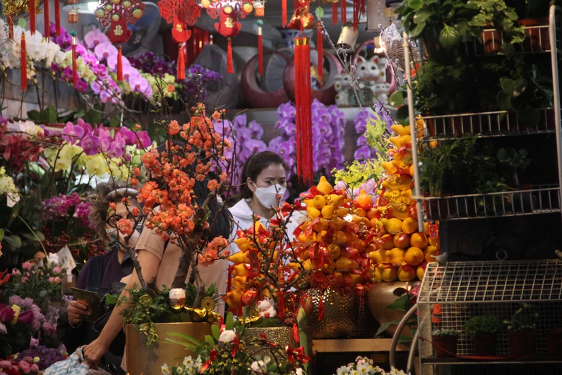 袁詠儀夫婦外出置辦年貨，老婆紮馬尾顯清純，張智霖插兜凹造型