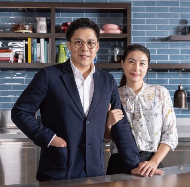 好幸福！郭晶晶晒一家五口温馨日常，与霍启刚爬山自拍秀足恩爱