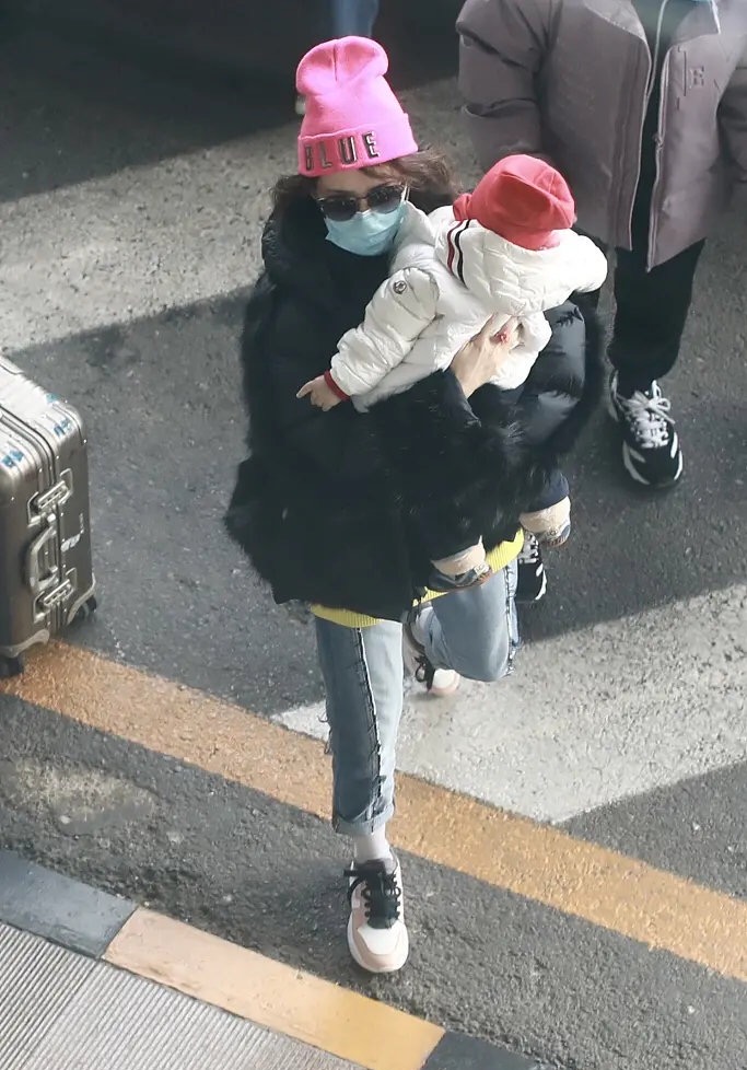 章子怡抱胖儿子下车被累垮！戴粉帽子好少女，