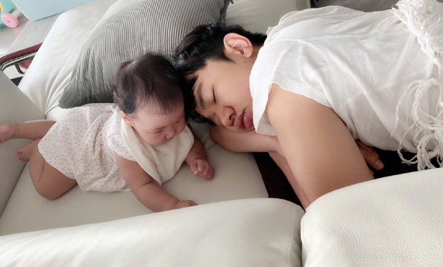 王祖蓝晒全家福庆父亲节，还下厨给李亚男做美食，夫妻俩热吻甜齁