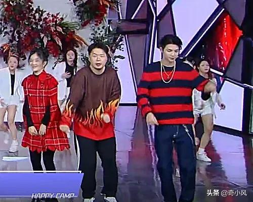 《快本》謝娜肚子大到遮不住，節(jié)目組給特殊安排，黃明昊成受益人