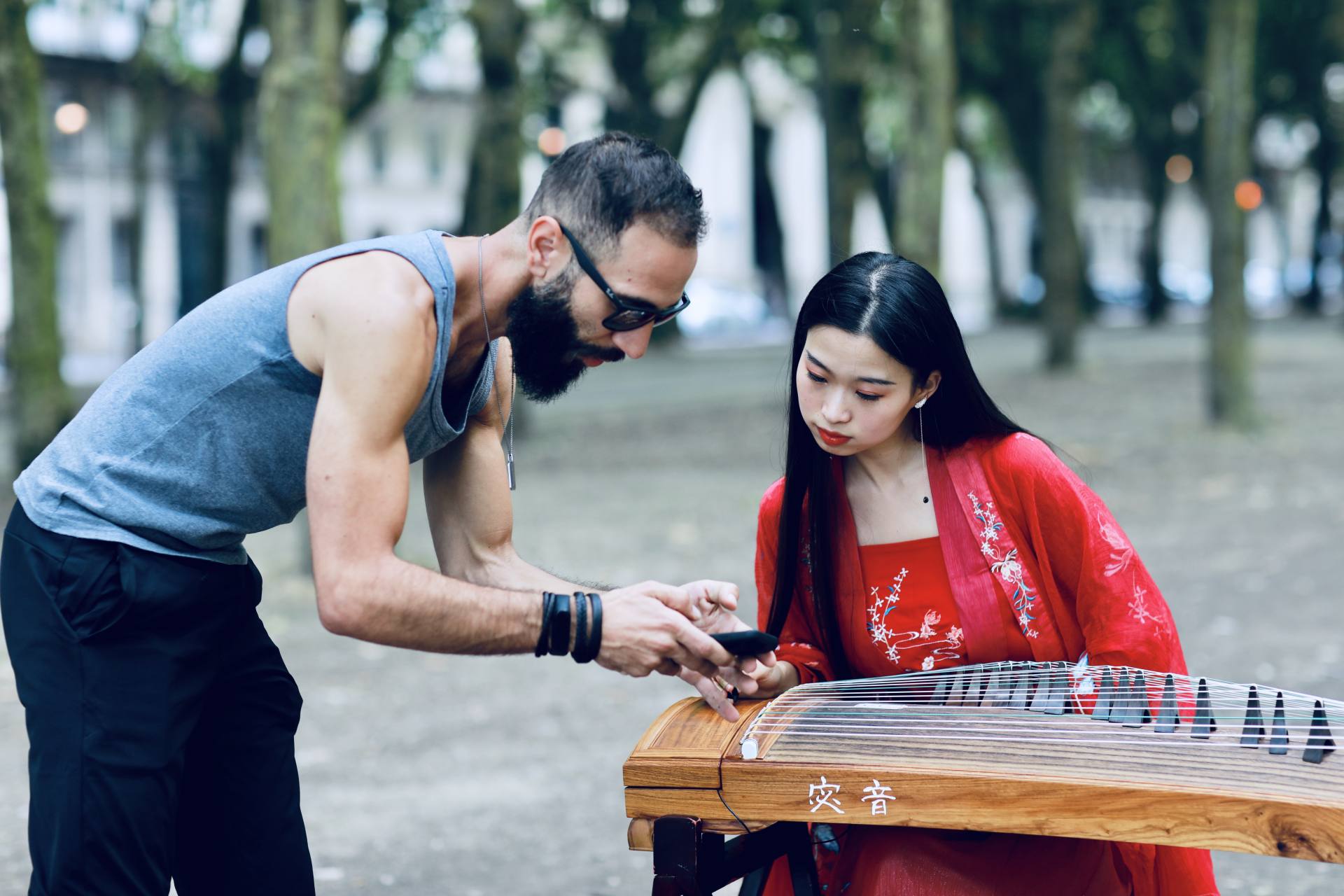 抖音账号@碰碰彭碰碰弹古筝,中国女留学生在法国街头"天外飞仙"表演