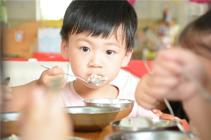 宝宝何时开始独立吃饭？错过这个“黄金期”，家长就要追着喂饭了