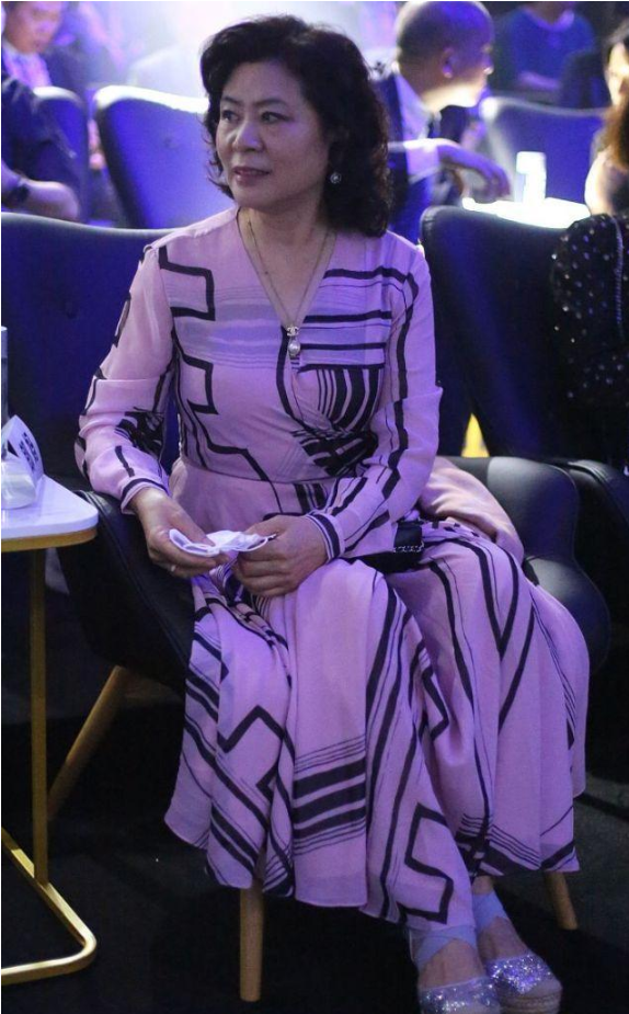 郎朗妈妈罕见露面！一袭粉色长裙配卷发好时髦，气质出众如贵夫人