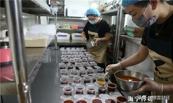 90后美女卖凉皮，配料独特，两月开上宝马，3年