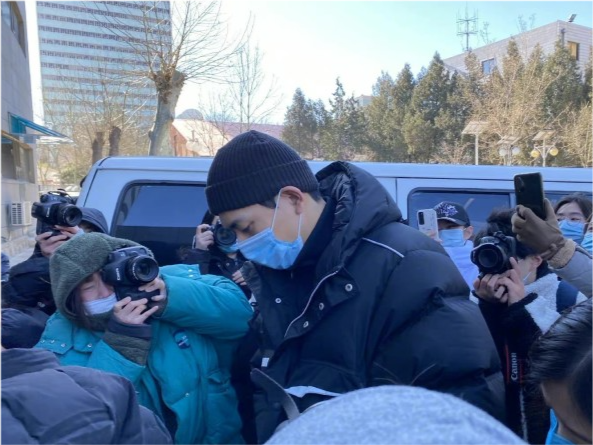 Spring win the home late! Group of youth of times of the TFBOYS below banner of times high peak all crosses careful CCTV spring is late