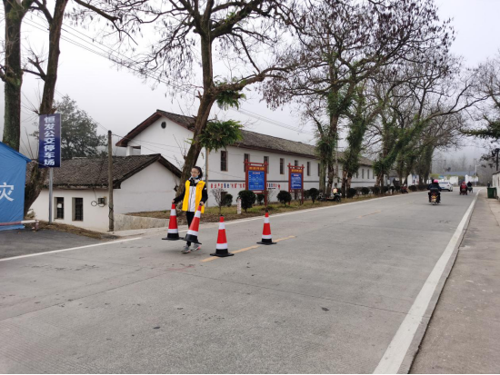 江西省全南县：青年志愿者成为“流动风景线”