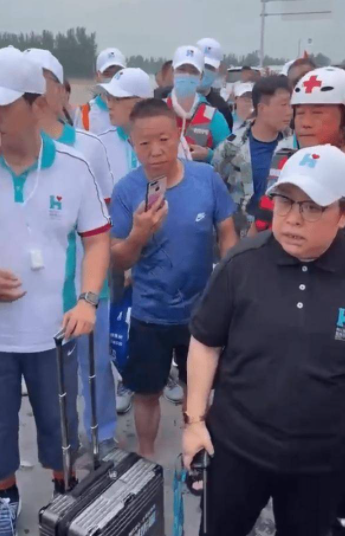 蓝天救援队警告的是谁？韩红回应作秀质疑，鸿星尔克诈捐被澄清